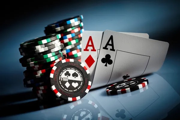 jphoki mobile app interface showing slot games and live casino options